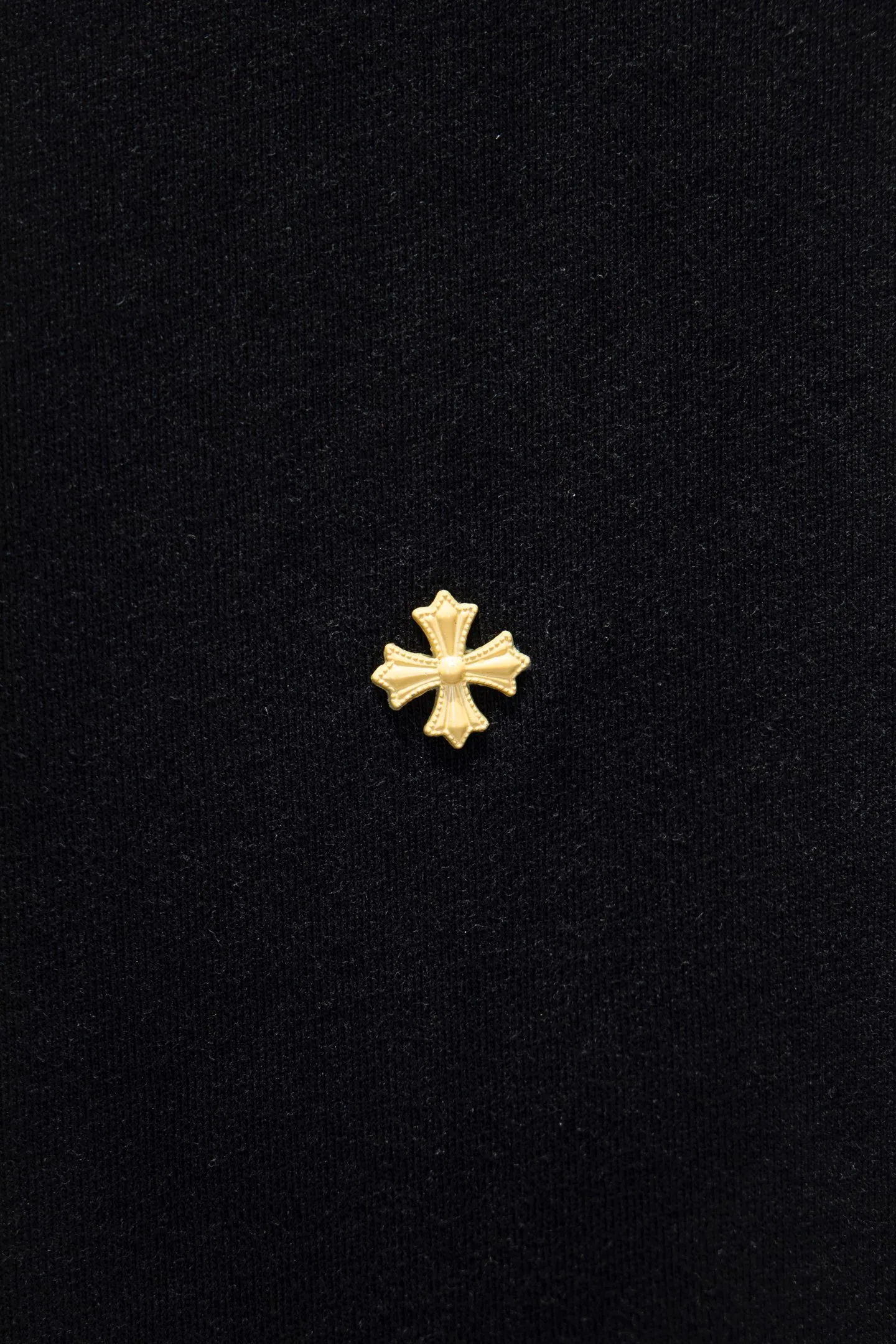P180 🆕Chrome Hearts os version is really charming and Chrome Hearts is really a must-have. Each season's new version is made to the extreme. It is very practical and can be worn casually. Nice✔️ - ⚠️100% cotton. It is made of 32-count double yarn, 260-gram weight fabric and imported knitted carded cotton. It has moderate thickness, drape and contour, and the upper body is comfortable! ! It is very tolerant to fat body types and can instantly lose five pounds after wearing it!  Front panel #Back panel Neckline Bronzing elements# Imported hardware heavy craftsmanship and imported accessories. The body is washed, worn, sandblasted and frayed, and handmade elements are added to greatly increase the interest of the clothing; unique visual effects. The special fraying effect creates a unique distressed effect. The addition of handmade elements to the body greatly increases the interest of the clothing; it has a unique visual effect. After special fraying effect treatment, a unique distressed effect is formed. An irregular hem is added to the version. This year, Crow Heart is focusing on the version. In the past two years, the oversize version has become the focus of the trend. It has also been a popular staple in the past two years. The change of designers has made this brand an instant hit. The progressive fashion of the times also needs the blood impact of fresh elements and trendy designs in order to continue its glory! It’s stylish both inside and outside, a must-have for high street travel! An absolute "eye-catching style" that can match couples 💏 Color: washed black, sandblasted white Size: S M L XL